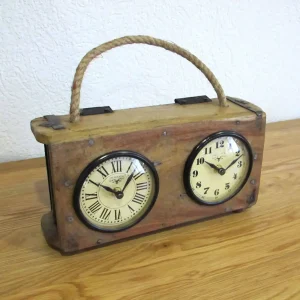 Staré hodiny se dvěma ciferníky ve stylu upcycle