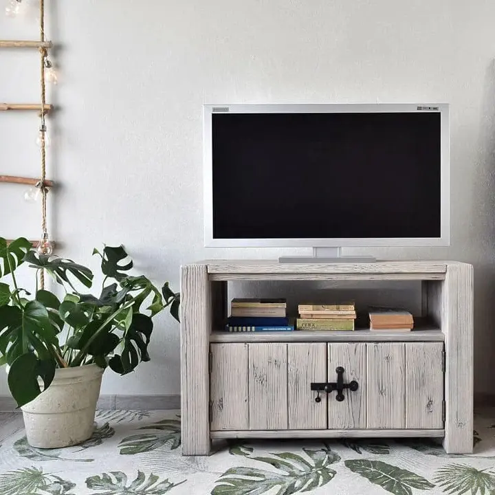 dřevěná rustikální skříňka pod TV