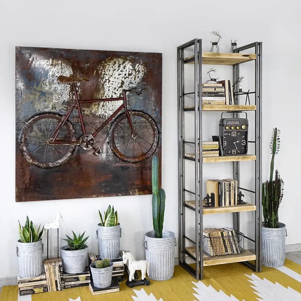 Úzká kovová knihovna v industriálním stylu