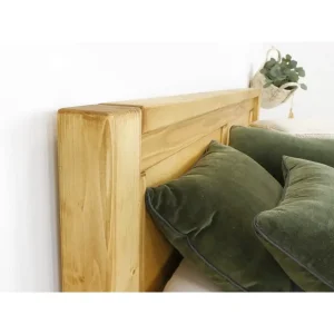 masivní postel s nízkým čelem