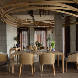 Restaurace s dubovým nábytkem a jídelní stoly na míru
